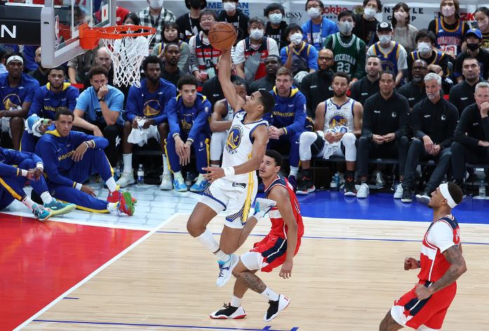 金州勇士队的乔丹普尔带领NBA日本队对阵华盛顿奇才队。